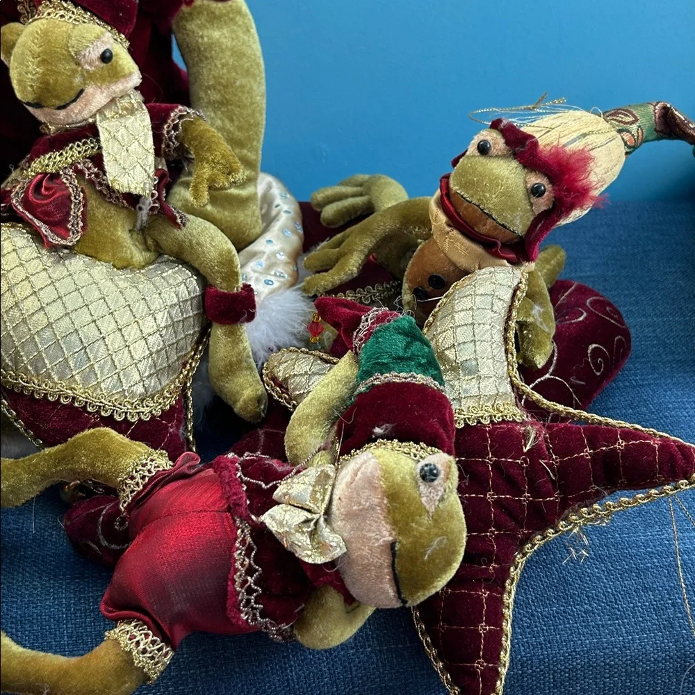 Festive Frog Royalty Holiday Decor Set - Picture 5 of 5